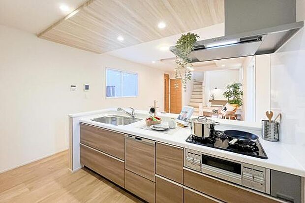 【 LDK / 2号棟 】 開放感のあるフルオープンキッチンを備えた大型LDK