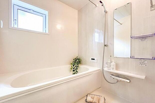 【 浴室 / 1号棟 】 洗練されたホワイトで統一されたリラクゼーションバスルーム|浴室換気乾燥暖房機付き