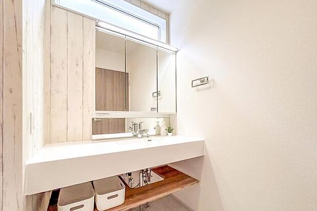 【 洗面室 / 1号棟 】 白樺の表情を楽しむ、幅広いオープンサニタリーを造作。朝の支度も快適に