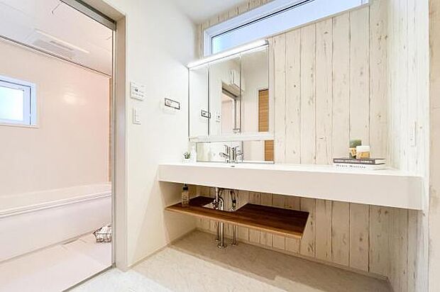 【 洗面室 / 2号棟 】 白樺の表情を楽しむ、幅広いオープンサニタリーを造作。朝の支度も快適に