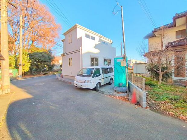 【 前面道路を含む外観写真 】