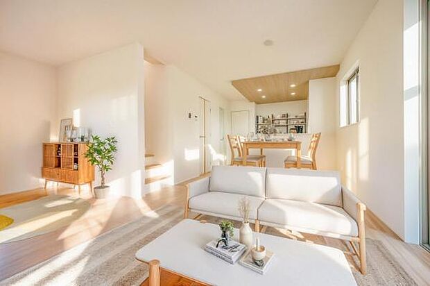 【 LDK / 19帖 】 南採光により、明るく温かな憩いの空間を実現。三面採光仕様により、風通しも良好です ※家具や小物はCGによるイメージです