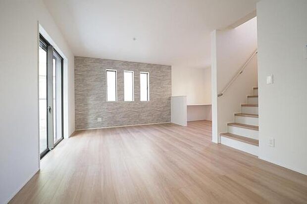 【 LDK / 19帖 】 リビング階段を配した開放的なリビングルーム。アクセントクロスを設け、上質な室内に仕上げました