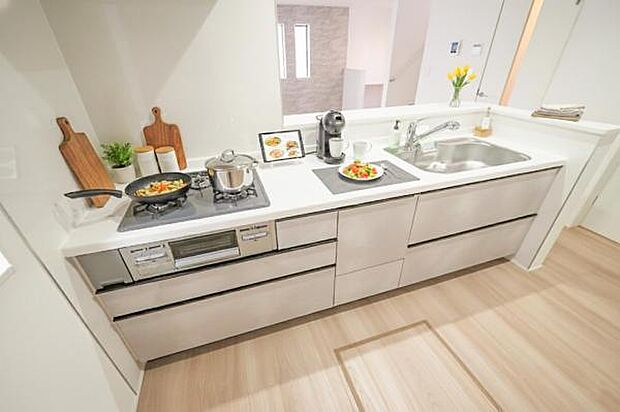 【　キッチン　】 美しい人造大理石ワークトップを採用したシステムキッチン　※家具や小物はCGによるイメージです