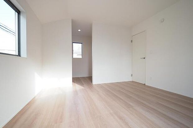 【 居室 / 8帖 】 主寝室には、便利な大型ウォークインクローゼットを造作