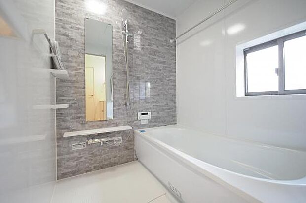 【 浴室 】 アクセントパネルにより、洗練された上質なバスルームを実現。ゆとりのある1坪空間で、一日の疲れを癒すリラックスタイムをお楽しみください