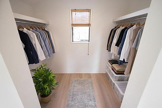 【 WIC 】 二方向にハンガーパイプを設置した、大容量のウォークインクローゼットです ※家具や小物はCGによるイメージです