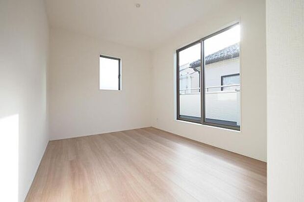 【 居室 / 6帖 】 バルコニー開口部により、開放感あふれる洋室です