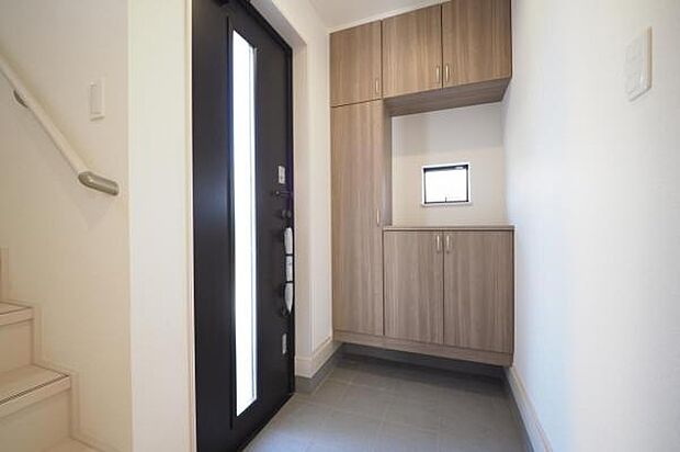 【 玄関 】 コの字型シューズボックスを設けた、ゆとりの玄関ホール