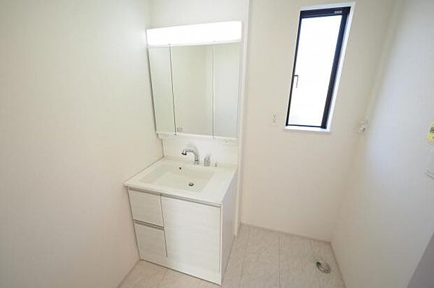 【 洗面室 】 三面鏡シャンプードレッサー付きの洗面室です