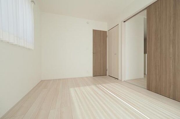 【 居室 / 6帖 】 客間や家事室など、マルチに活躍するリビング続き間です