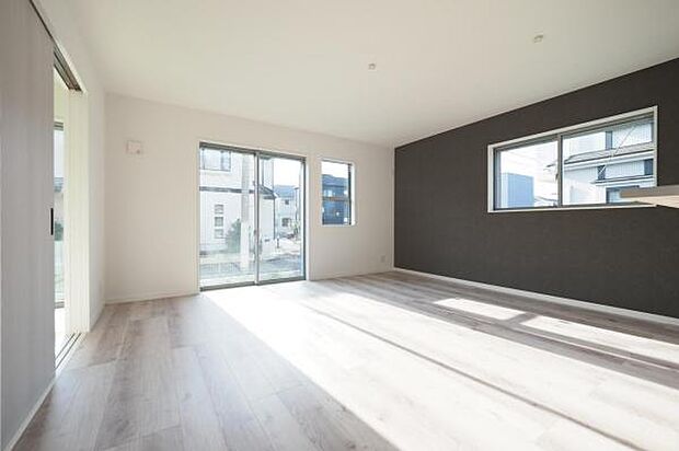 【 LDK / 17帖 】 開放的な南採光。角地のメリットを活かした、採光良好なリビングです