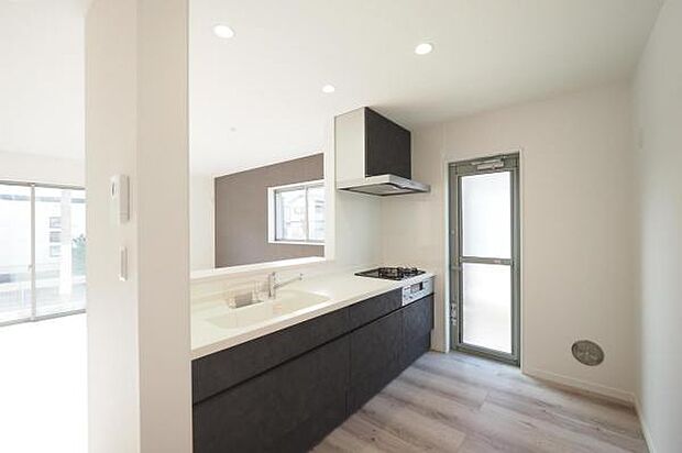 【 キッチン 】 対面式システムキッチン仕様。勝手口も備わり、家事動線も良好