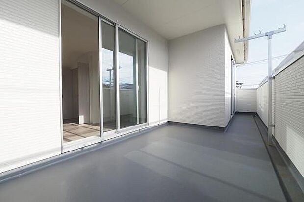 【 バルコニー 】 南に面し陽当たり良好なワイドバルコニー。アウトドアリビングとしても活躍する広さです