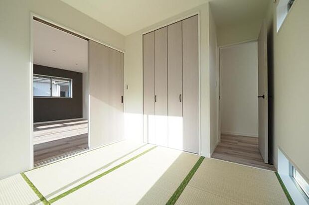 【 和室 / 5帖 】 客間やキッズスペースなど、多彩な活躍をするタタミ敷スペース