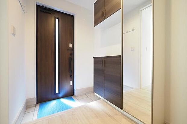 【 玄関 】 全身鏡を備えた大型シューズボックス付き