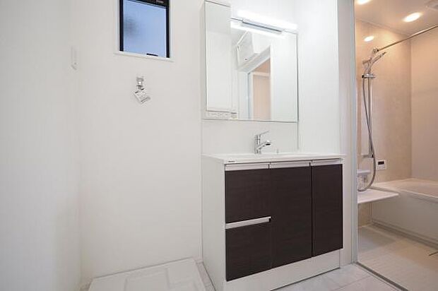 【 洗面室 】 三面鏡シャンプードレッサーを配した洗面室&ランドリースペース