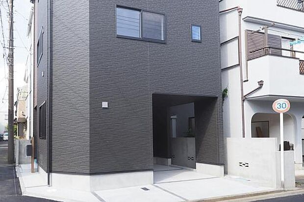 【 駐車スペース 】 1階部分にビルトインガレージ付き