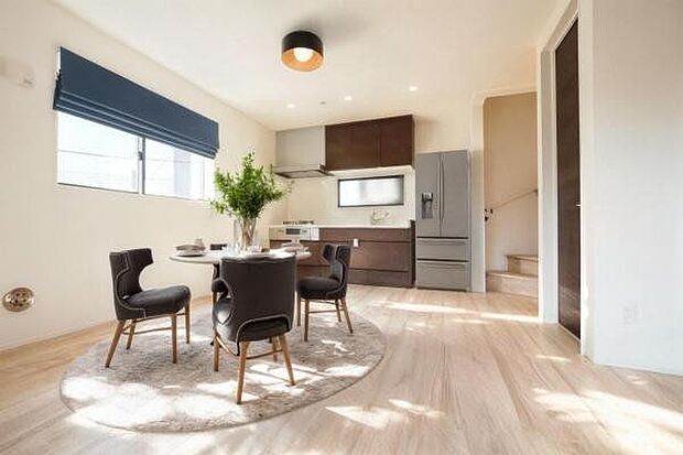 【　LDK　／　12.7帖　】プライバシーを守る2階リビング仕様。南東採光で、陽当たり良好です　※家具や小物はCGによるイメージです