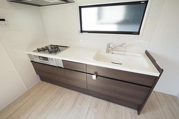 【　キッチン　】耐久性のある人造大理石を採用したワークトップや、大容量のスライド収納など充実設備のキッチンです！