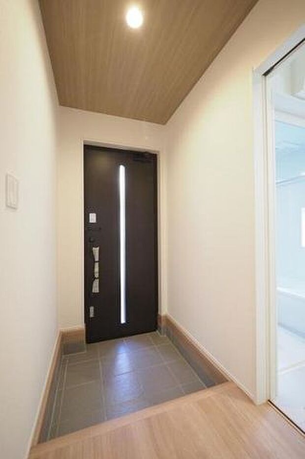 【　玄関　】スッキリとした玄関ホール。防犯面でも安心なスマートロック採用の玄関ドアを採用