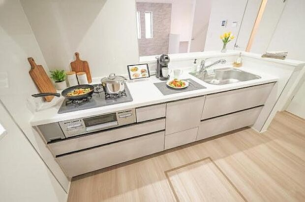 【　キッチン　】美しい人造大理石ワークトップを採用したシステムキッチン　※家具や小物はCGによるイメージです