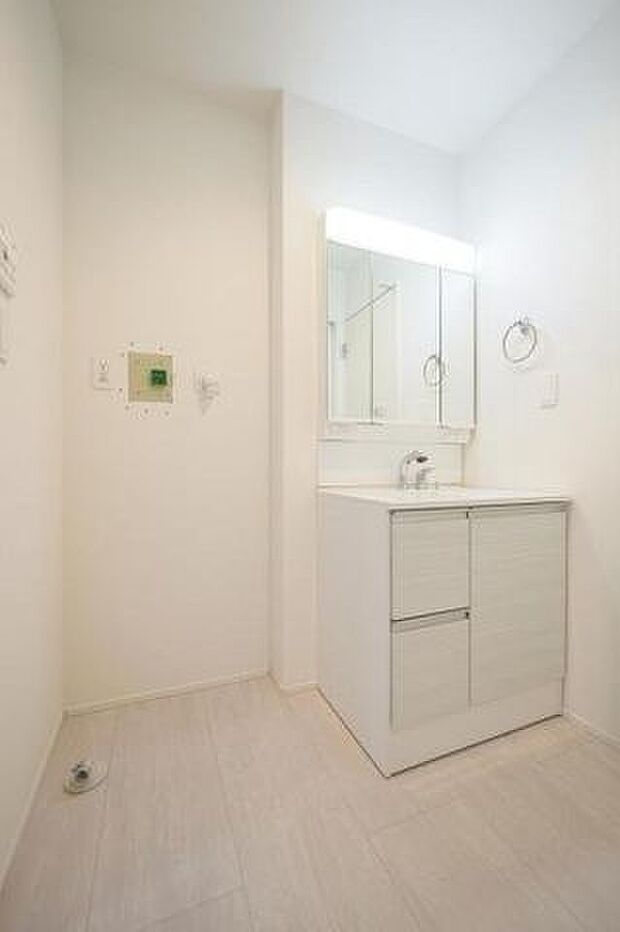 【　洗面室　】三面鏡シャンプードレッサーが設置された洗面室は、キッチンと廊下から出入りできる2way動線仕様