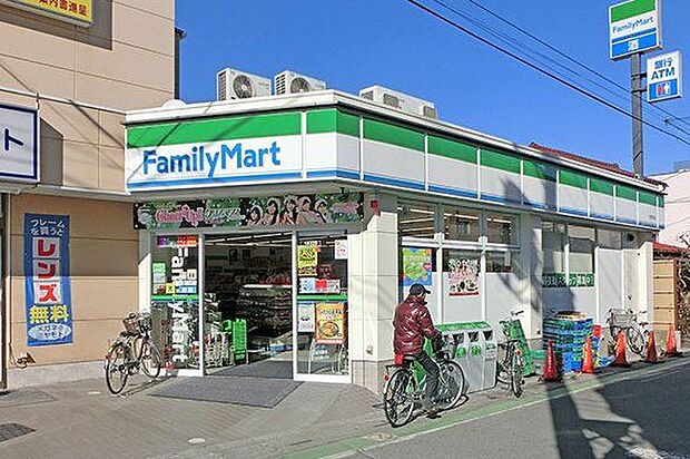ファミリーマート 入曽駅前店 957m