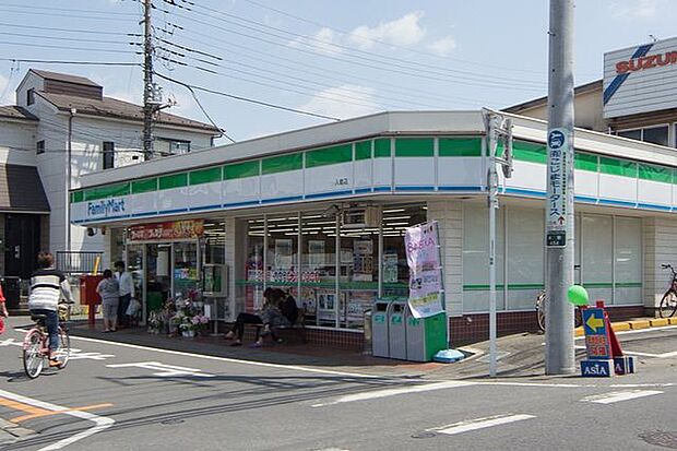ファミリーマート入曽店 徒歩14分。 1120m