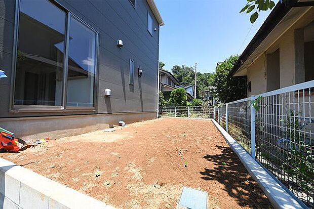 【 庭 】■南面にお庭付き!ガーデニングなども楽しめます