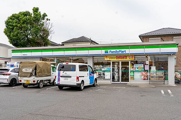 ファミリーマート入間春日町店 徒歩14分。 1100m