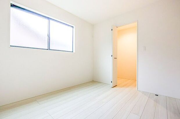 【　洋室　】5.25帖の洋室です。こちらにもウォークインクローゼットがついております。