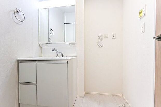 【　洗面所　】リネン庫付きの洗面所です。荷物をすっきり収納できます。