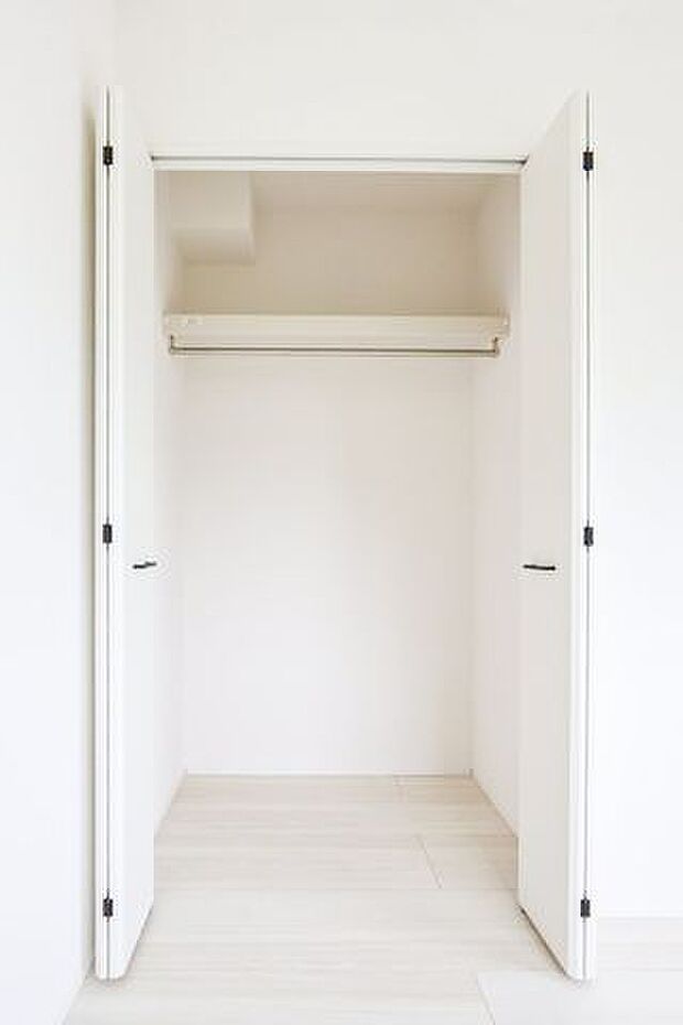 【　収納　】6.0帖の洋室収納です。収豊富なので生活空間に散らかりがちな衣類を隠し、お部屋を常に美しく保てます。