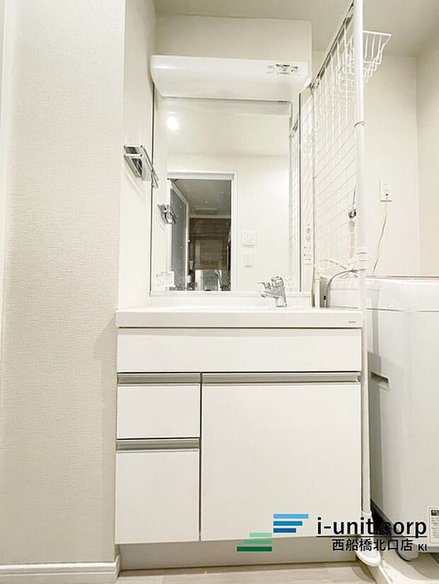 白を基調とした清潔感のある洗面所