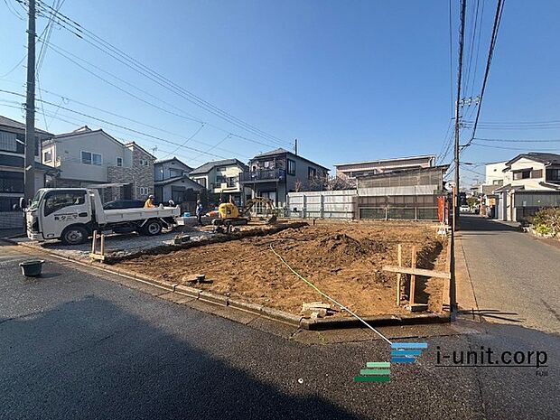 コンビニ・スーパー・公園・学校などが近くて周辺環境良好です。