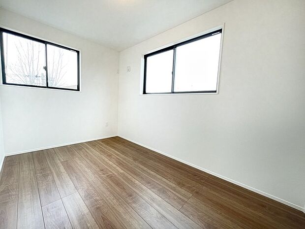 【同仕様】2面採光の明るい室内です飾り過ぎずシンプルで洗練された内装