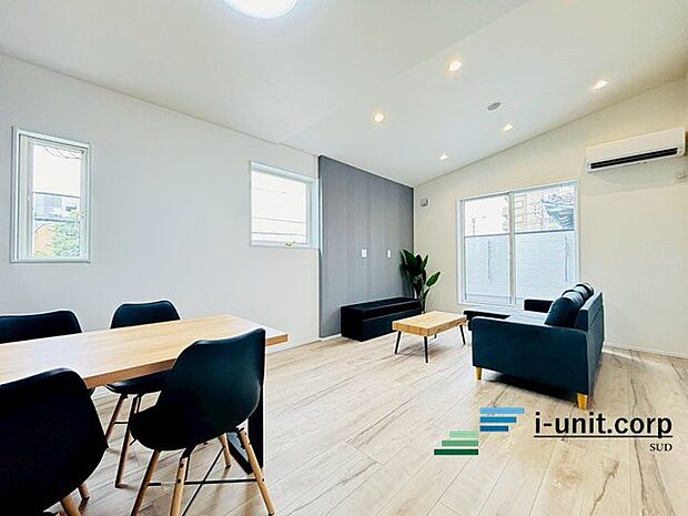 広々としたＬＤＫ。スマートで無駄なく高いデザイン性、空間を生かした機能性がそろったこだわり設計。物件の魅力は新築の「新しさ」だけではありません。素敵な暮らしができるよう考えられた住宅です。