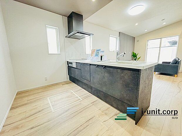 「立ち上がり」が広くとられたキッチン。作業スペースの確保からお料理の受け渡しまでらくらくです。 お料理のできる過程がリビングからも分かり、食器準備やお片付けもご家族でみんなでできます。