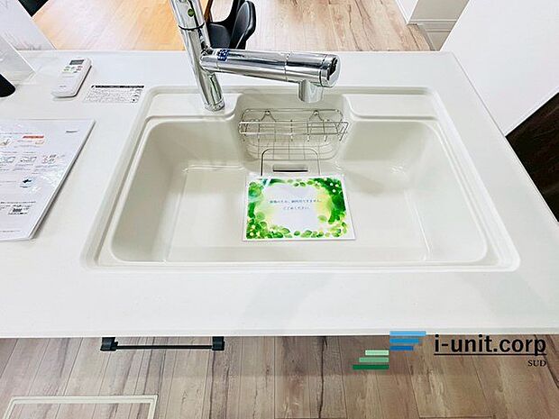 三口コンロで料理も捗りますね。広々としたシンクで人工大理石を採用しております。キッチンスペースは、ゆとりの広さを確保!対面式キッチンですので、お子様の様子を見守りながら家事ができます!