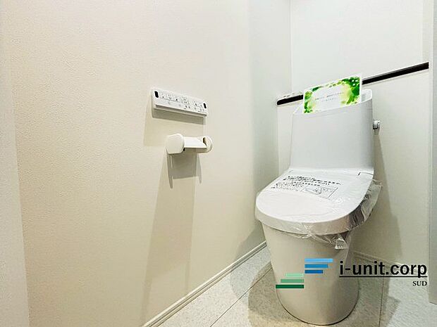 トイレはウォシュレット機能付きの最新タイプ。来客やご友人も使うので、いつも清潔を保てるように配慮しなければならない場所。見た目から清潔感あるホワイトを基調にデザインされました。