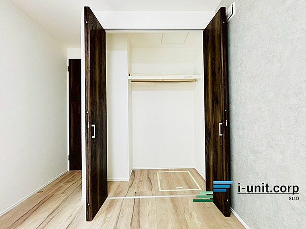 趣味を楽しんだり、お子様と遊んだりと様々な用途に合わせて使うことができる洋室です。 お部屋自体もとっても明るいのは魅力的な点の一つですね!