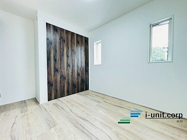 楽々片付けができる収納スペース。ご家族の洋服やお荷物などがスッキリと片付き、日々の空間を広々と演出してくれる手助けになりますね♪