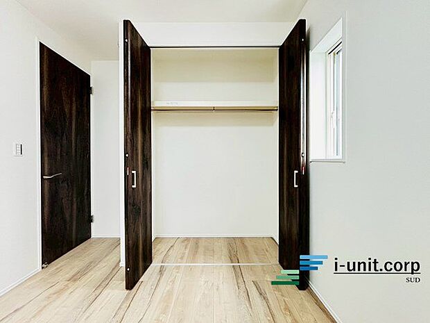 お子様と遊んだりと様々な用途に合わせて使うことができる洋室です。日当たり良好な居室で、風通しも良好です。