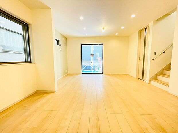 【同仕様】窓を多く取り入れているので陽の光もたくさん入りますね。