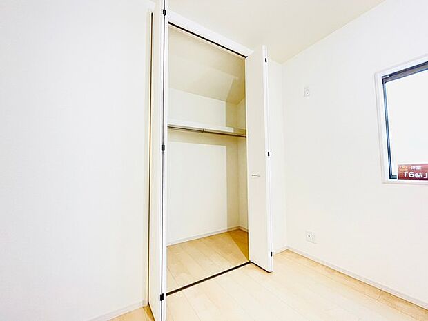 【同仕様】飾りすぎないシンプルで洗練された内装。