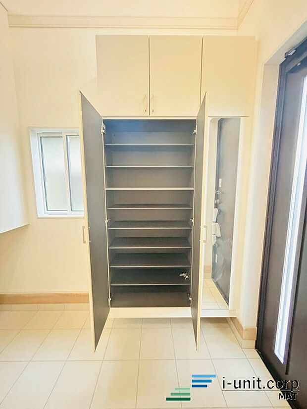 大容量シューズインクローゼットで玄関も片付きます。