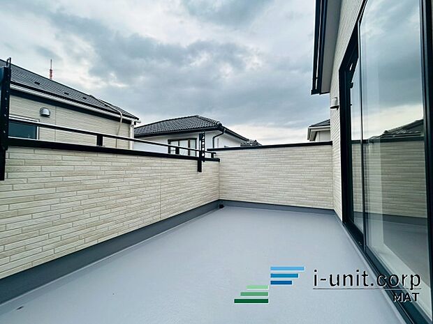 陽当たりがいいバルコニーなので毎日の洗濯物もすぐに乾きそうですね!