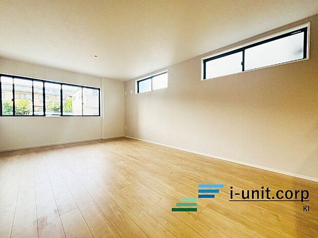 一日の中で多くの時間を過すことになるリビングダイニングだからこそ、いつも穏やかな空間であることが必然。爽やかな通風と採光を存分に感じる事が出来る空間です。