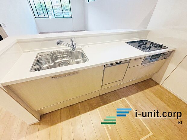 「立ち上がり」が広くとられたキッチン。作業スペースの確保からお料理の受け渡しまでらくらくです。お料理のできる過程がリビングからも分かり、食器準備やお片付けもご家族でみんなでできます。